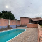 Casa ampla, com piscina e garagem com dois ambientes separados na parte da frente do terreno. Casa com dois pisos, com peças amplas, sendo 2 salas, cozinha e lavabo na parte inferior e 3 dormitórios c