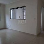 Vende-se apartamento de 2 dormitórios, desocupado, com living em 2 ambientes, banheiro social, copa e cozinha,, área de serviço, banheiro auxiliar e 1 vaga de garagem. Prédio com fachada em pintura e 