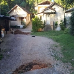 Casa, 3 dormitórios com um terreno grande e mais 2 casas mistas de madeira e alvenaria. Sala, cozinha ampla, 10 garagens, com aquecedor a gás em todas as torneiras, terraço e lavanderia.  Proprietário