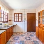 Vendo Sobrado com 03 dormitórios no Bairro Jardim Sabará em Porto Alegre.&lt;BR&gt;&lt;BR&gt;Sala ampla, cozinha montada com armários e lavabo. Parte superior com 03 dormitórios (uma suíte) todos com 