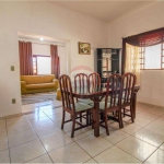 Linda casa a venda no Centro de Capela do Alto- Interior de São Paulo, com 3 quartos e uma suíte.