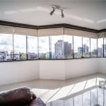 Maravilhosa Cobertura com 255m² de área totalmente privativa. Pavimento inferior composto de living de 3 ambientes com lavabo, ampla cozinha mobiliada integrada ao living com bancada em granito , área