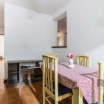 Apartamento no prestigiado bairro Petrópolis, com 1 dormitório, 1 sala espaçosa integrada à cozinha, banheiro social, lavanderia separada e um pátio exclusivo. &lt;BR&gt;O prédio, que é muito bem cons