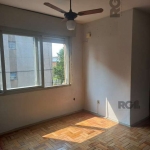 Apartamento de 2 dormitórios no Jardim Europa, Amplo apartamento de frente, bem ventilado, com dois quartos, sala,cozinha e banheiro social com uma vaga de garagem escriturada. Na melhor localização j