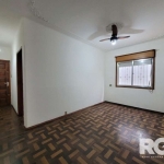 Aqui está uma excelente oportunidade: um apartamento de 2 dormitórios, sendo um deles com sacada e de frente, perfeito para quem busca conforto e praticidade. O living oferece espaço para 2 ambientes,