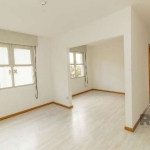 Apartamento localizado no bairro Vila Ipiranga, com 68m² no 3º andar. Imóvel com 03 dormitórios, transformado em 2, sala de estar, cozinha, banheiro social, área de serviço e pisos  em parquet. Imóvel