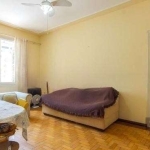 Ótimo apartamento no bairro Auxiliadora, próximo do Zaffari Bordini, com 70m² privativos, de 2 dormitórios. Possui sala ampla, 2 dormitórios, banheiro com box e ventilação direta, cozinha mobiliada e 