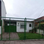 Casa no bairro Partenon, Rua Barão do Amazonas, a poucos metros da Avenida Bento Gonçalves, são duas casas, a pricipal, na frente tem 1 suíte, 3 banheiros, sala de estar, sala de jantar, churrasqueira