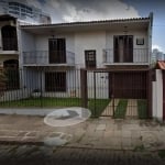 Excelente casa sobrado 226 M ² área privativa com três dormitórios, sendo uma suíte master (banheiro e closed) com sacada, dormitório frontal com sacada e dormitório fundos, banheiro social. Hall de e