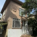 Raridade na Cidade Baixa: Casa antiga com manutenção em dia e plenas condições de moradia imediata. Situada em rua calma com vizinhança residencial e bem localizada.Casa térrea com suíte no 2º andar .