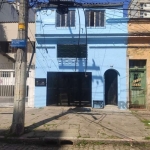 Casa de dois pisos com 199 m²,  posição unica no bairro Menino Deus em logradouro tranquilo com todas as facilidades do bairro. Garagem integrada. Terreno PLANO amplo com tuas casas contíguas nas duas