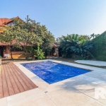 Casa com 335 m² privativos, 3 dormitórios (1 suíte) e 4 vagas de garagem!&lt;BR&gt;&lt;BR&gt;Imponente e espaçosa, esta casa oferece um amplo living com lareira central, cozinha americana com copa, ch