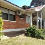 Casa 250m² com  3 dormitórios, sendo um  suite e com banheira. , porcelanato e tabuão. Possui: adega, lareira, 2 churrasqueiras, cozinha com fogão campeiro, lavanderia. Casa de lenha e casa de ferrame