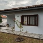 Casa de 03 dormitórios, sendo uma suíte, localização no Bairro Tarumã em Viamão.&lt;BR&gt;Imóvel conta com 03 salas, cozinha, área de vidro ampla com 50m² e jardim de inverno, banheiro social, lavabo,