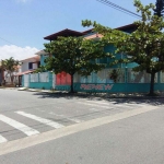 Casa com piscina á venda no centro de Peruíbe SP.