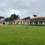 Casa no Pilarzinho com amplo terreno - J8