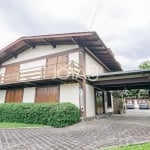 Casa com 5 quartos e um Jardim maravilhoso - J8