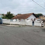 Ampla casa, 3 quartos, 1 suíte, 2 banheiros, 4 vagas, iluminada e arejada. Agronômica, Florianópolis/SC.