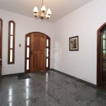 Excelente casa de 406m² com 6 suítes no bairro Chácara das Pedras! O imóvel conta com 2 andares, sendo o primeiro composto por hall de entrada, amplo living para 2 ambientes com lareira, sala de janta