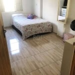 Apartamento térreo tipo casa, no bairro Medianeira em Porto Alegre, 2 dormitórios, living 2 ambientes, 2 banheiros , social e auxiliar, semi mobiliado, cozinha e lavanderia, pátio, cozinha com churras