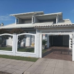 Casa com 290m2, 03 dormitórios grandes, sendo 01 suíte térrea com banheira, 02 banheiros sociais, amplo living de estar e jantar com 06 ambientes, móveis planejados, cozinha, churrasqueira, pátio fech