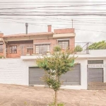 Oportunidade de negócio casa residencial e mais 2 lojas comerciais( uma já está locada) Casa semi mobiliada com 220m² de área privativa com ótimo padrão construtivo, escadas, portas e janelas em madei