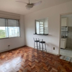 apartamento de 1 dormitório na Tristeza, a poucos metros da Wenceslau Escobar. Possui 46m² privativos, living amplo com vista, cozinha com móveis sob medida, banheiro social e 01 dormitório com bom ta