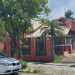 Vende linda casa de 200² no coração do Centro de São Leopoldo. O Terreno tem medições de 12x42,50.&lt;BR&gt;&lt;BR&gt;02 dormitórios, sala com lareira, cozinha, área de serviço e sótão. Pátio com jard