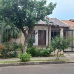 Casa com 3 dormitórios, sendo 1 suíte, sala de estar com sanca e iluminação, cozinha, lareira, churrasqueira, pátio com pergolado, garagem para 2 carros.&lt;BR&gt;Ficam os móveis sob medida com sistem