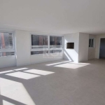 Apartamento de três dormitórios com 130 m² privativos, amplo estar social com churrasqueira , cozinha americana e area de serviço, lavabo , esperas para ar condicionado split e garagem , Localização p