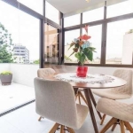 Ótimo apartamento/cobertura horizontal, no Higienópolis, com 72m² privativos, semi mobiliado, de 1 dormitório, 2 vagas e lindo terraço. Possui living amplo com rebaixe em gesso e sacada integrada que 