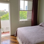 Impecável apartamento totalmente reformado, mobiliado, 90m² privativos, de frente, composto de 2 dormitórios, living 2 ambientes, copa/cozinha montada, dependência de empregada e banho auxiliar. Entra