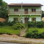 Casa sobrado composta de 3 dormitórios, sala de estar e jantar, ampla cozinha,  2 banheiros sociais, área de serviço, varanda , pátio nos fundos , lateral e na frente, jardim com gramado e árvores fru