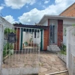 Casa de dois andares, localizada em uma rua sem saída.&lt;BR&gt;No 1° pavimento - Dois quartos, 2 banheiros, cozinha, sala, churrasqueira e área de serviço. Garagem com portão para 2 carros.&lt;BR&gt;