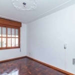 Ótimo apartamento no Centro, próximo da Santa Casa, desocupado, fundos, com 72m² privativos, de 2 dormitórios. Possui sala ampla, 2 dormitórios, banheiro com box e ventilação natural, cozinha espaçosa