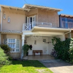 Ótima casa em condomínio fechado de 140m²  com dois dormitórios sendo um deles uma suíte com closet , sala, sala de jantar , cozinha e banheiro.      &lt;BR&gt;Com uma garagem coberta e uma descoberta