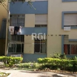 Excelente apartamento, de 02 dormitórios, cozinha, área de serviço, living 02 ambientes, todo em piso frio., em ótimo estado de conservação, desocupado.&lt;BR&gt;condomínio, com estacionamento rotativ