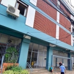 Lindo apto na Clemenciano Barnasque esquina com a Av. Teresópolis, amplo com aproximadamente 85m², com 02 dormitórios, sala, cozinha, área de serviço, banheiro. Prédio com gás central, elevador, salão