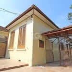 Casa localizada em excelente ponto no bairro Teresópolis, próxima a todos os recursos, possui sala, cozinha, 2 dormitórios banheiro social,  área de serviço com mais 1 banheiro auxiliar,  amplo pátio,