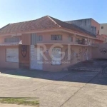 Ótimo prédio comercial de esquina, em terreno com 412m² (27x15m), todo de alvenaria, ideal para instalação de mini mercado, loja ou pequena empresa. Possui loja na esquina com aproximadamente 200m² co