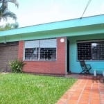 casa térrea localizada na Zona sul de Porto Alegre, bairro Ipanema. Imóvel com 03 dormitórios sendo 01 suíte,banheiro social,sala ampla com lareira,cozinha,pátio amplo com piscina, garagem coberta par