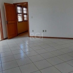 Excelente apartamento, totalmente reformado, 2 dormitórios, amplo living, cozinha americana mobiliada, área de serviço separada. Silencioso e muito iluminado e arejado. Vista livre. Dois  lances de es