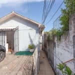 Duas casas, sendo na parte frontal do terreno casa mista em madeira e alvenaria, 4 dormitórios, 2 suítes, banheiro social, copa/cozinha, sala de jantar, sala de estar, gabinete, banheiro auxiliar, peq