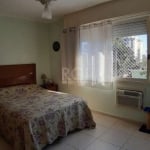 APARTAMENTO amplo no bairro CRISTAL, zona sul de PORTO ALEGRE, RS.&lt;BR&gt;&lt;BR&gt;Ótimo apartamento amplo, com living 2 ambientes com sacada, cozinha, banheiro social, área de serviço, dependência