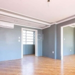 Amplo apartamento de  3 dormitórios, um com sacada, 2 banheiros, gabinete/escritório (ou mais um dormitório), sala de estar, sala de jantar, cozinha, área de serviço e dependência de empregada com ban