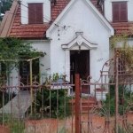 Ótima casa para futuro comércio ou até mesmo para morar com 4 dormitórios, 2 banheiros, garagem para 2 carros. Terreno amplo e arborizado. &lt;BR&gt;Excelente localização, próxima a supermercado, farm