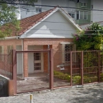 Casa com 102m² de área privativa, 2 dormitórios, sendo uma suíte, living dois ambientes, banheiro social, cozinha, área de serviço e 3 vaga de estacionamento. Boa localização, próximo de mercados farm