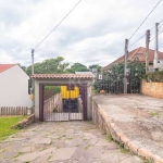 CASA TÉRREA- Confortável e bem conservada, casa com 2 dormitórios, living, cozinha americana e banheiro social. Terreno em declive, medindo 6,60 m de frente por 44,00 m de extensão de frente a fundos.