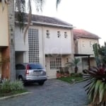 Linda casa em condomínio fechado no Bairro Ipanema. Casa com 3 dormitórios, sendo 2 suítes, 4 banheiro, sala ampla com 2 ambientes, sala de televisão no segundo piso, cozinha, lavanderia, área de serv