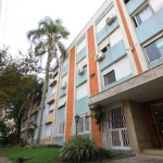 Apartamento térreo, 3 dormitórios com pátio e churrasqueira, sendo uma suíte. Bem iluminado, sol da manhã, área de serviço separada com churrasqueira e água quente. Prédio tradicional em construção BE